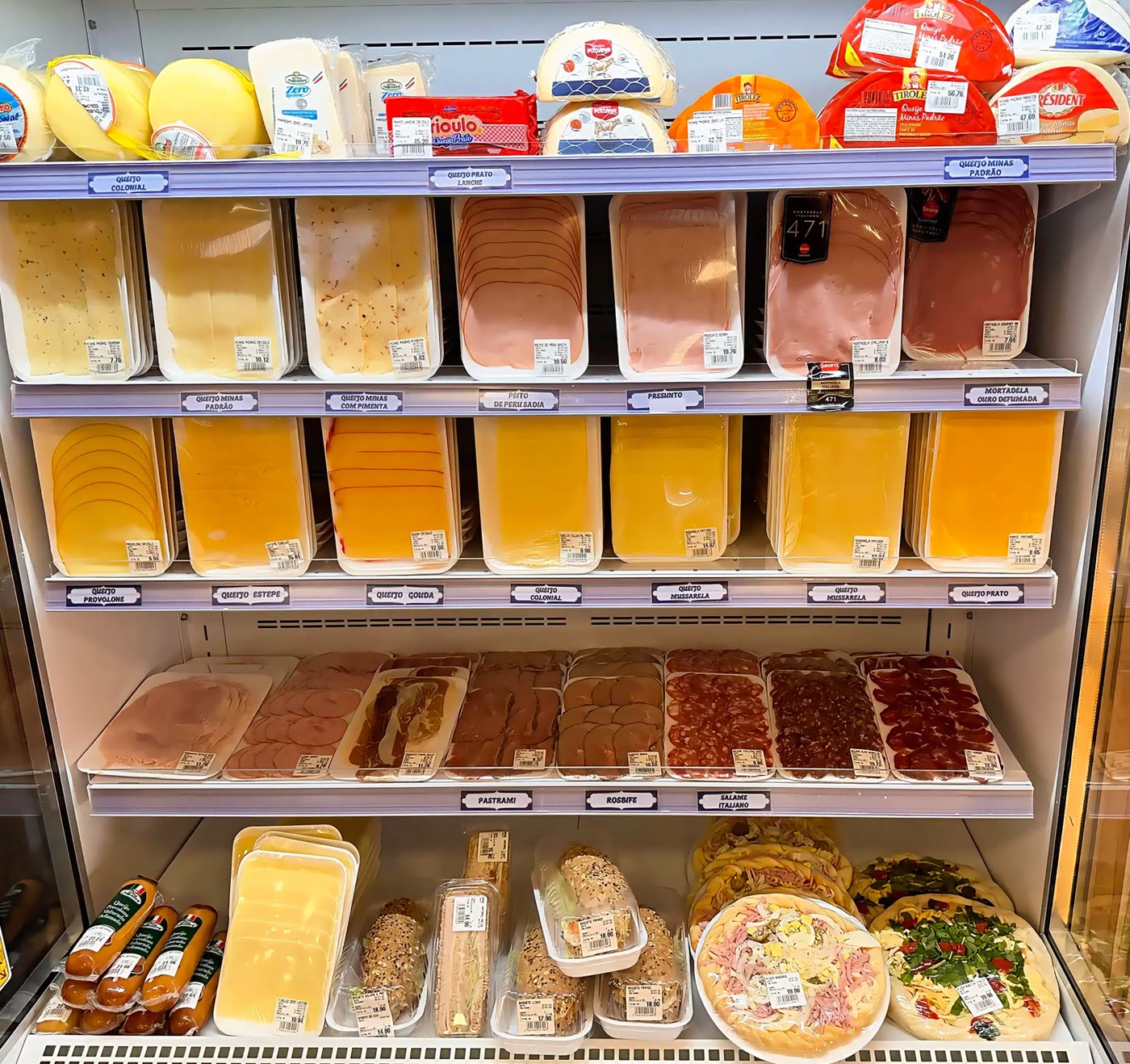 Geladeira de frios com queijos e embutidos fatiados