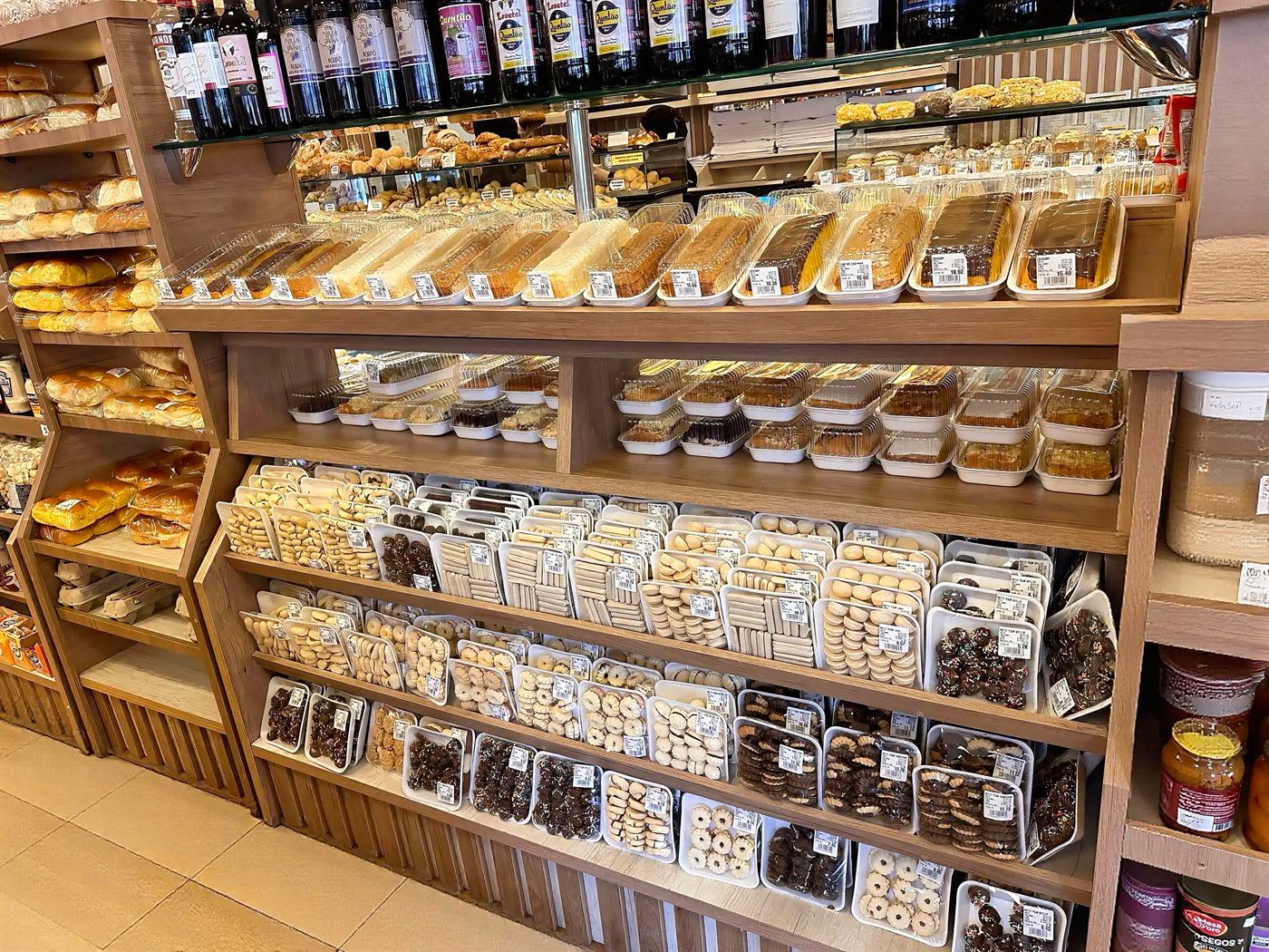 Prateleiras de bolos caseiros e biscoitos variados
