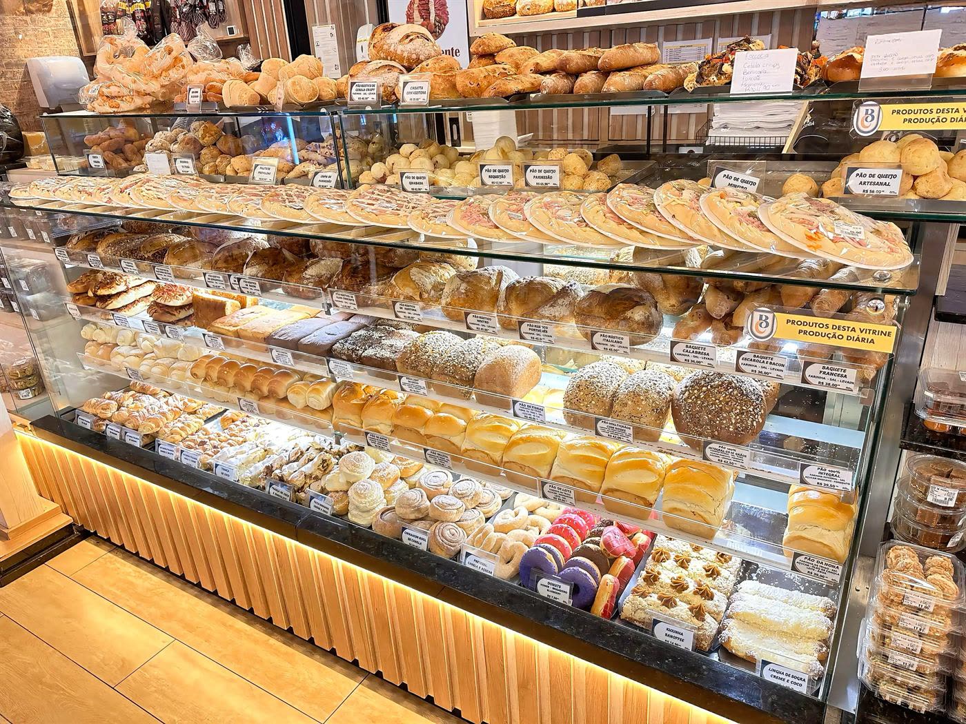 Vitrine de pães com produção diária, pães de queijo e baguetes