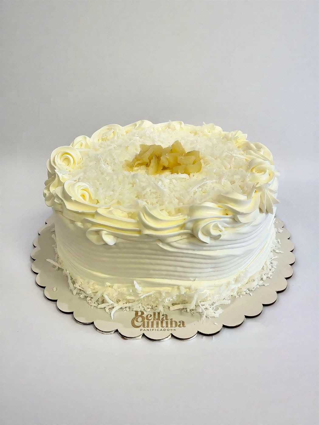Bolo gelado de coco com abacaxi decorado com chantilly