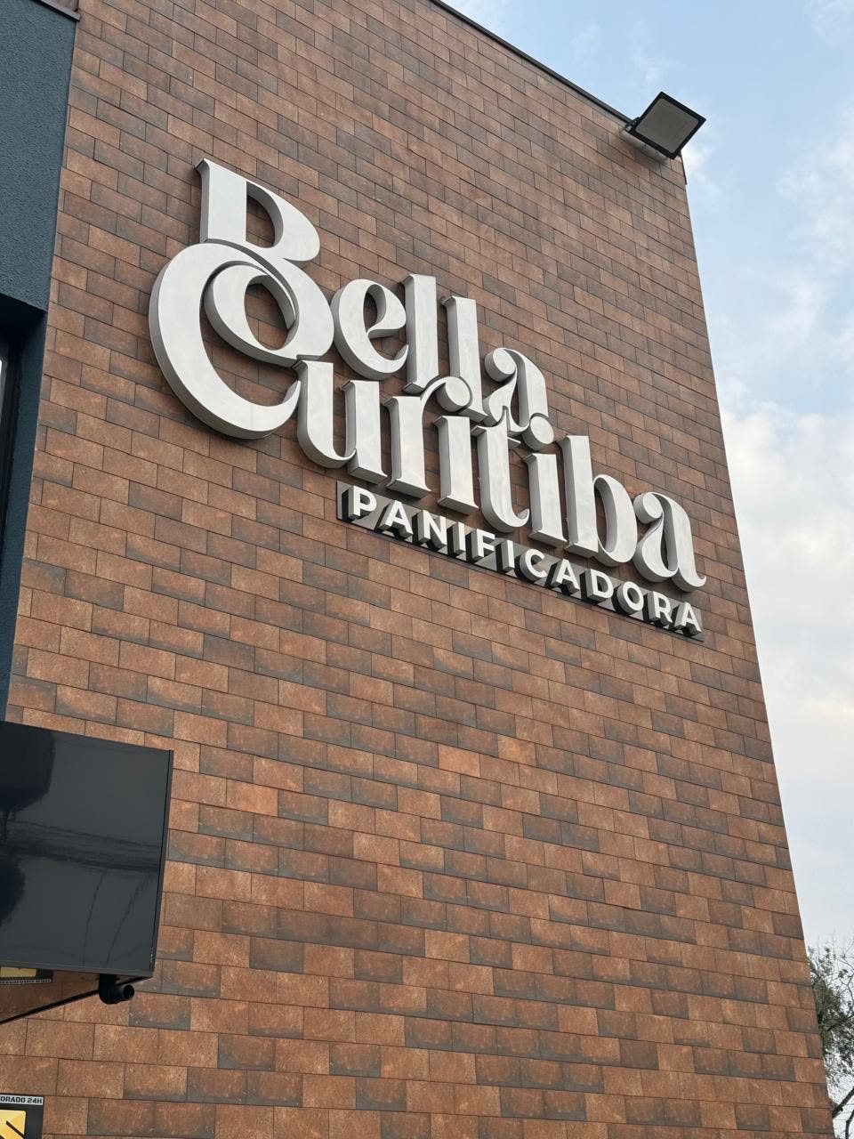 Fachada da Bella Curitiba Panificadora com letreiro em relevo