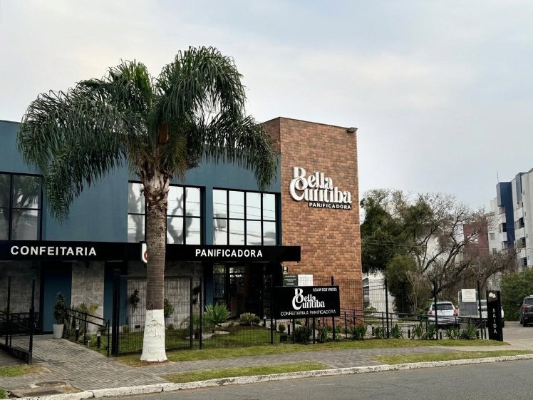 Fachada completa da Bella Curitiba Panificadora vista da rua