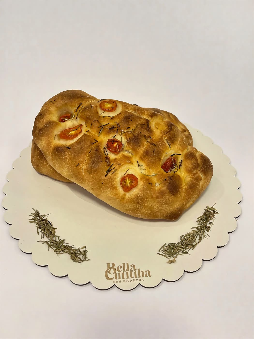 Focaccia de fermentação natural com tomatinhos e alecrim