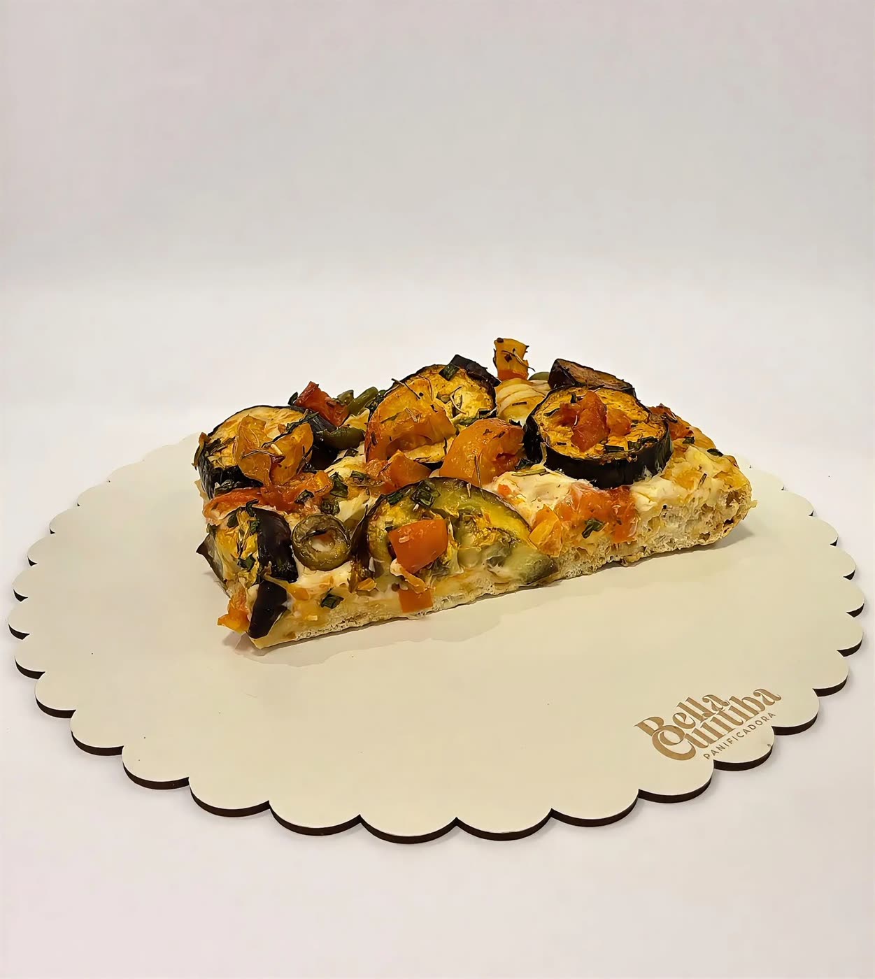 Fatia de focaccia com berinjela, azeitonas e legumes assados
