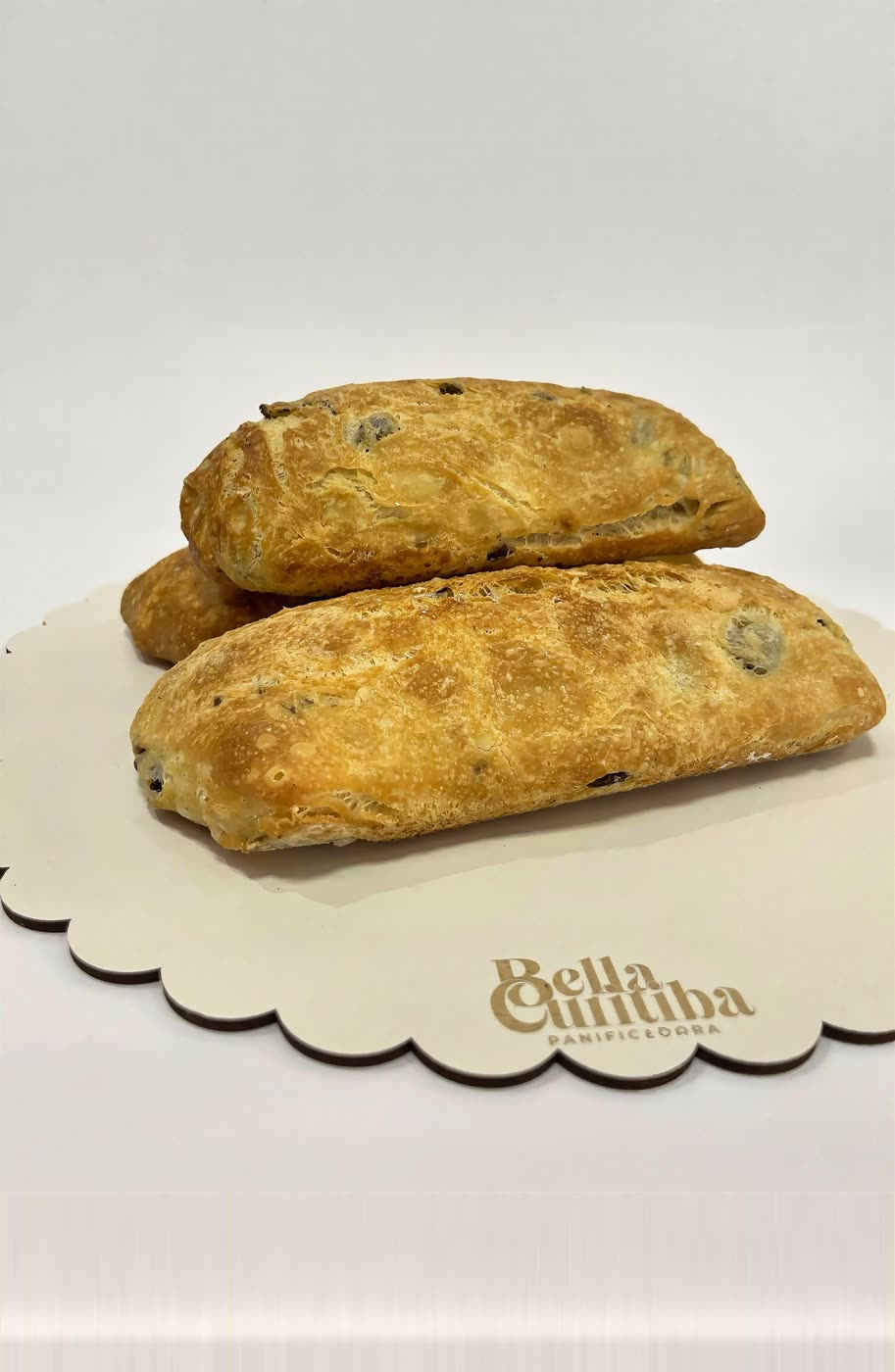Ciabattas de azeitona com casca dourada e crocante