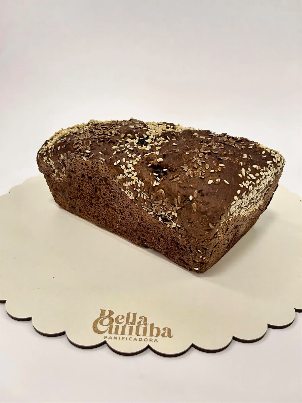 Broa escura com cobertura de gergelim e linhaça