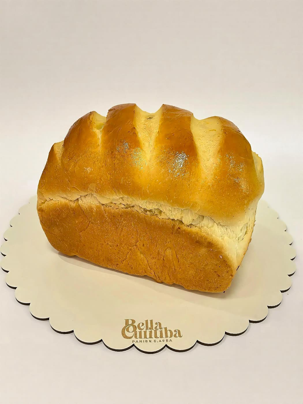 Pão caseiro de casca dourada e miolo macio